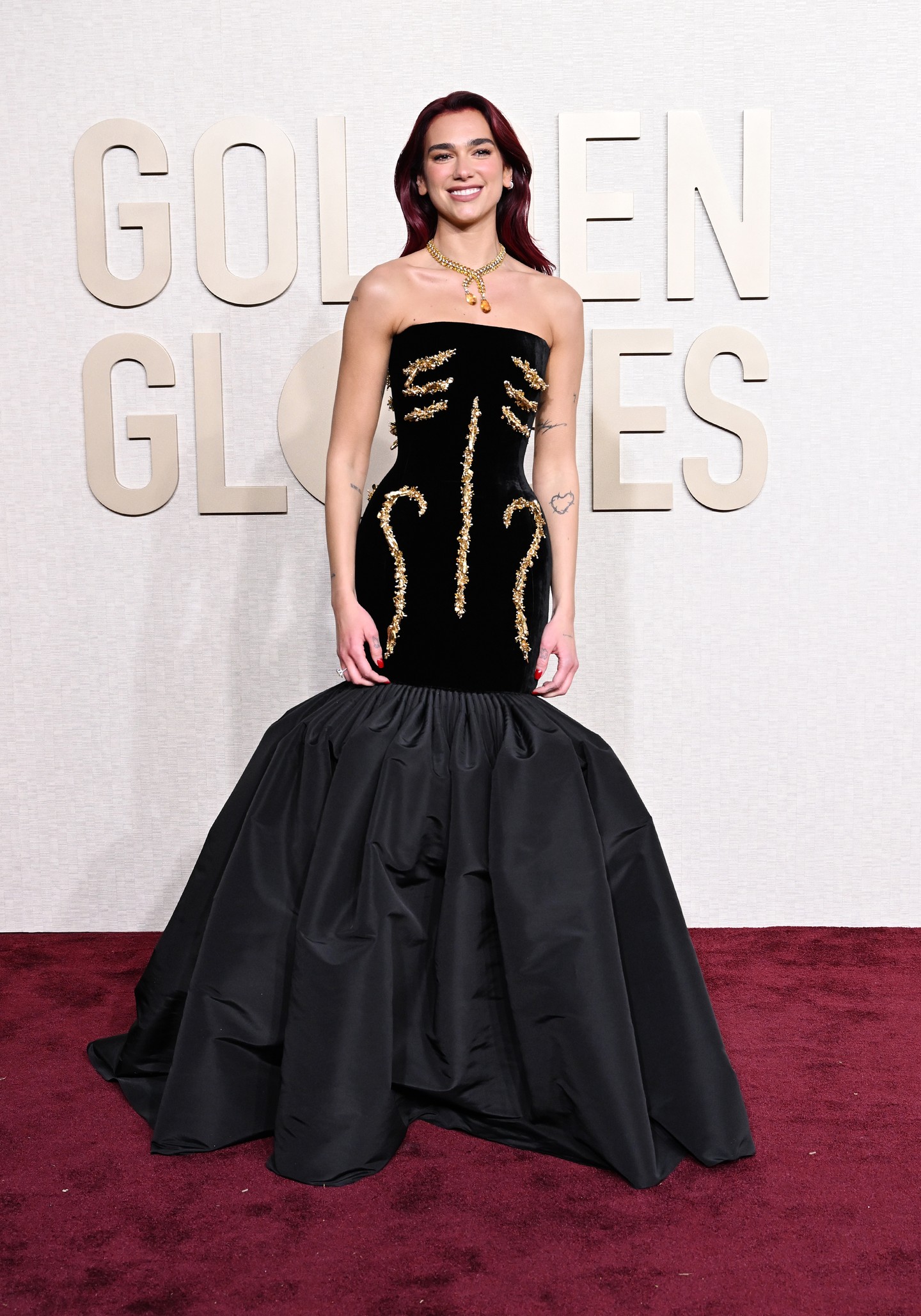Dua Lipa a 2024-es Golden Globe-ra egy Haute Couture Schiaparelli kreációban lépett a vörös szőnyegre.