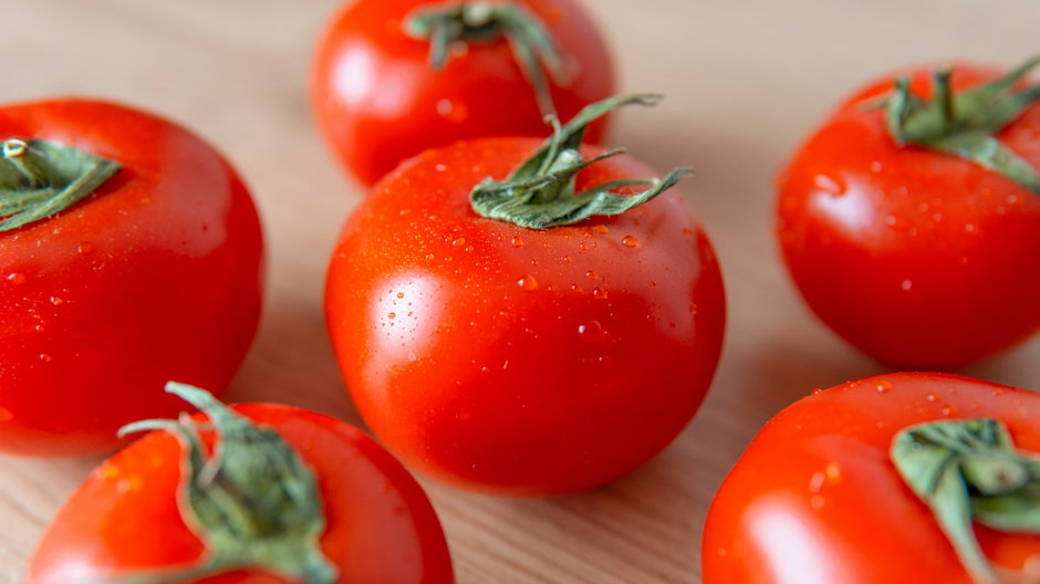 Jak sparzyć pomidora w mikrofalówce