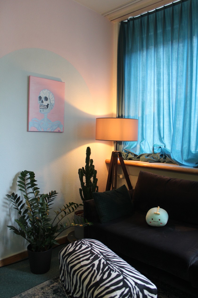 An den Wänden hängt nun überall seine Kunst. 