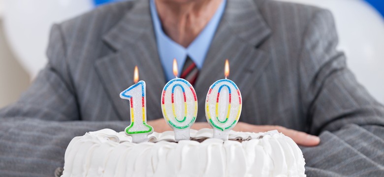 Oni są "niezniszczalni". 90-latkowie lepiej znoszą koronawirusa niż młodsi seniorzy