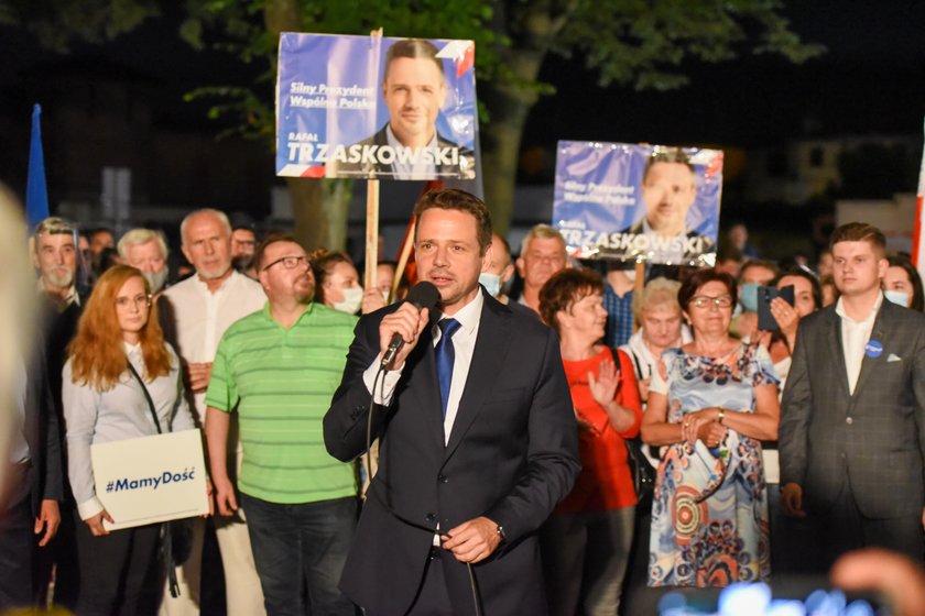 Bez maseczek i w ścisku. "Żniwo" wieców wyborczych za kilka tygodni