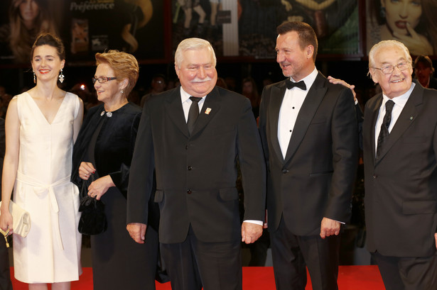 Agnieszka Grochowska, Danuta Wałęsa, Lech Wałęsa, Robert Więckiewicz i Andrzej Wajda podczas premiery filmu "Wałęsa. Człowiek nadziei"