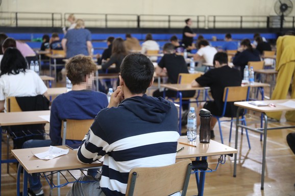 DRUGI DAN MALE MATURE Osmaci danas od 9 sati na testu iz matematike: Sutra polažu izborni predmet