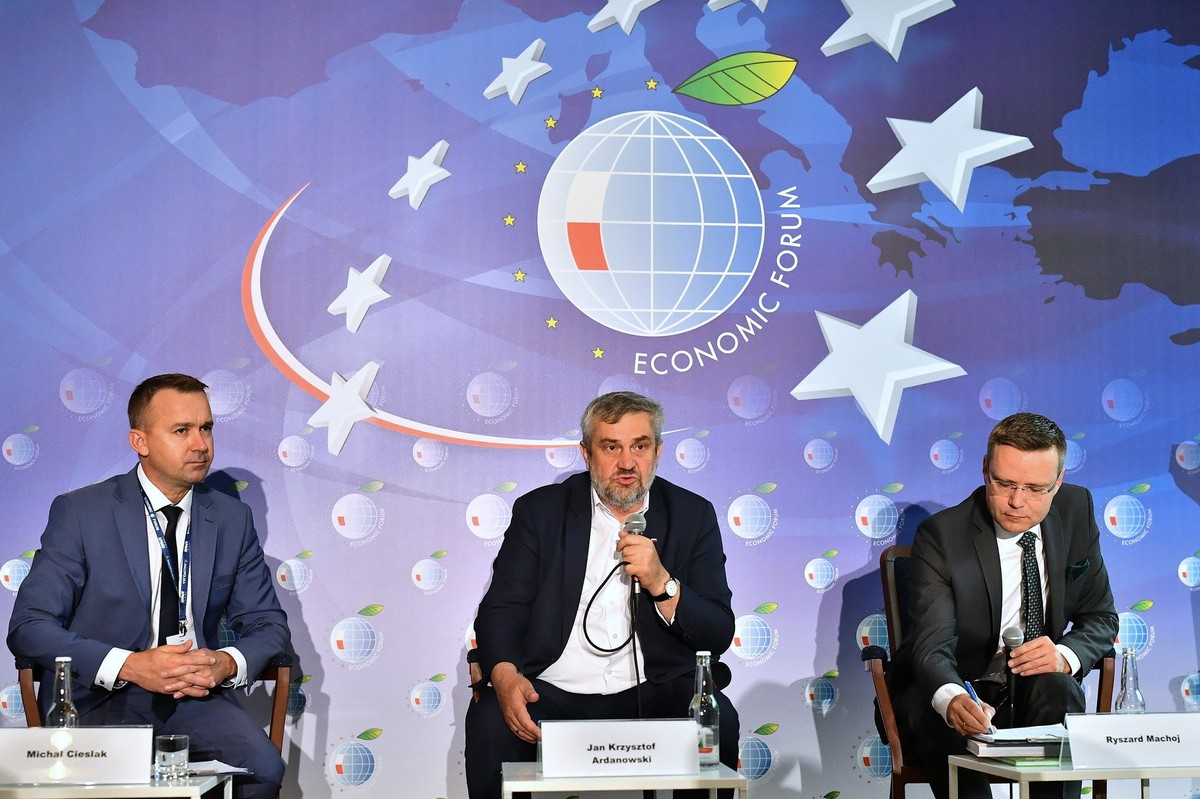 Karpacz, 10.09.2020. Minister rolnictwa i rozwoju wsi Jan Krzysztof Ardanowski (C), poseł Zjednoczonej Prawicy Michał Cieślak (L) oraz członek zarządu Lidl Polska Ryszard Machoj (P) podczas ostatniego dnia Forum Ekonomicznego 2020 w Karpaczu, 10 bm. (kf) PAP/Sebastian Borowski