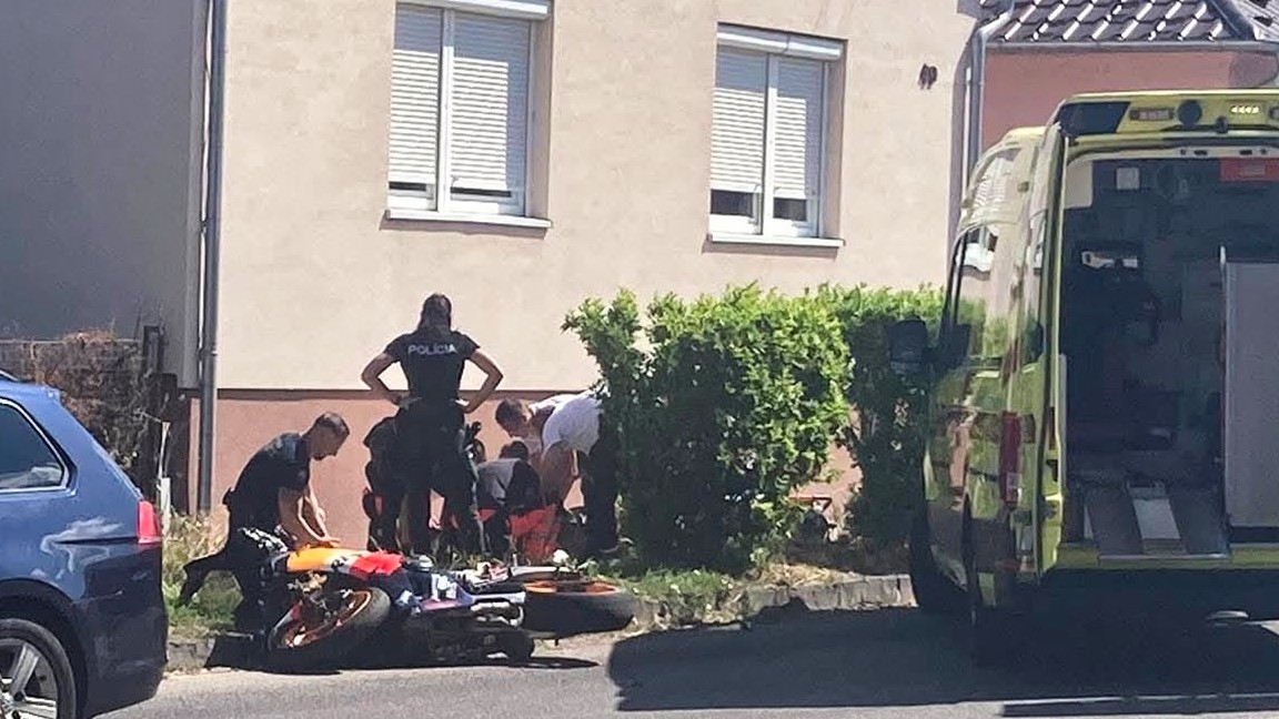 Motocyklista v okrese Nové Zámky po pokuse ujsť policajtom skončil v nemocnici.