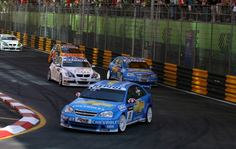 Pierwszy wyścig wygrał Alain Menu za kierownicą Chevroleta. Po kwalifikacjach Szwajcar w lotnym starcie miał pole position