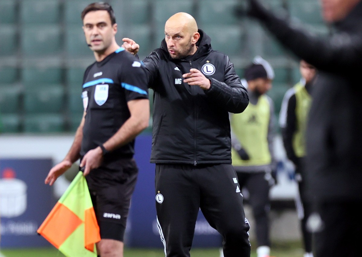 Trener drużyny Legia Warszawa Marek Gołębiewski (P) podczas meczu piłkarskiej Ekstraklasy z zespołem Stal Mielec