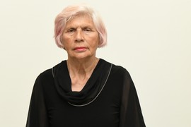 Mladenka je PENZIONERKA iz Beograda i baka petoro unučadi, a nakon što smo joj potpuno TRANSFORMISALI FRIZURU i njeni najbliži su u šoku koliko sada MLAĐE izgleda