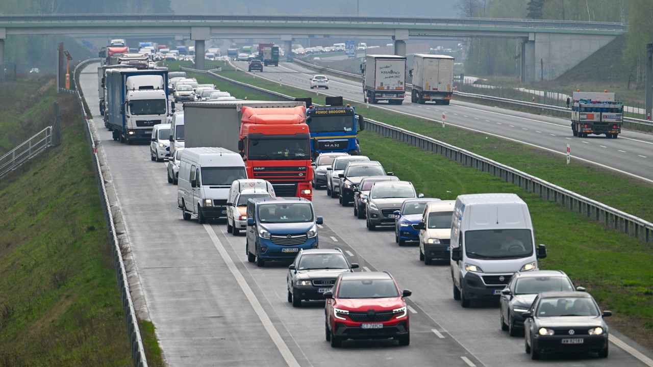Poważny wypadek na A4 z udziałem pojazdu wojskowego. Dwie osoby ranne