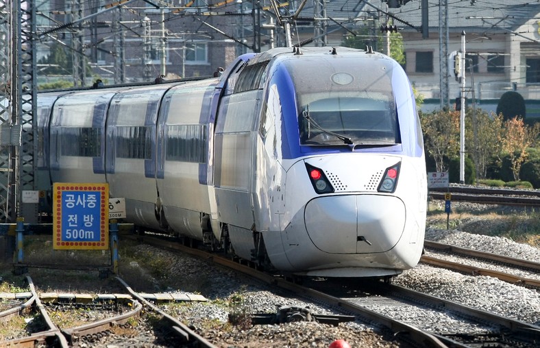 Koreański KTX, w zależności od modelu, rozwija prędkość od 330 do 400 km/h. Fot. bloomberg.