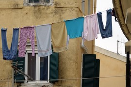 Jedan komad odeće NIKADA NE TREBA PRATI! "Samo ih IZLUFTIRAJTE", savetuju stručnjaci: Ovog pravila pridžava se čak i VIKTORIJA BEKAM