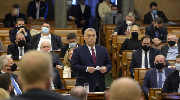 Orbán Viktor piros lapot kapott Jakab Pétertől / MTI/ Koszticsák Szilárd