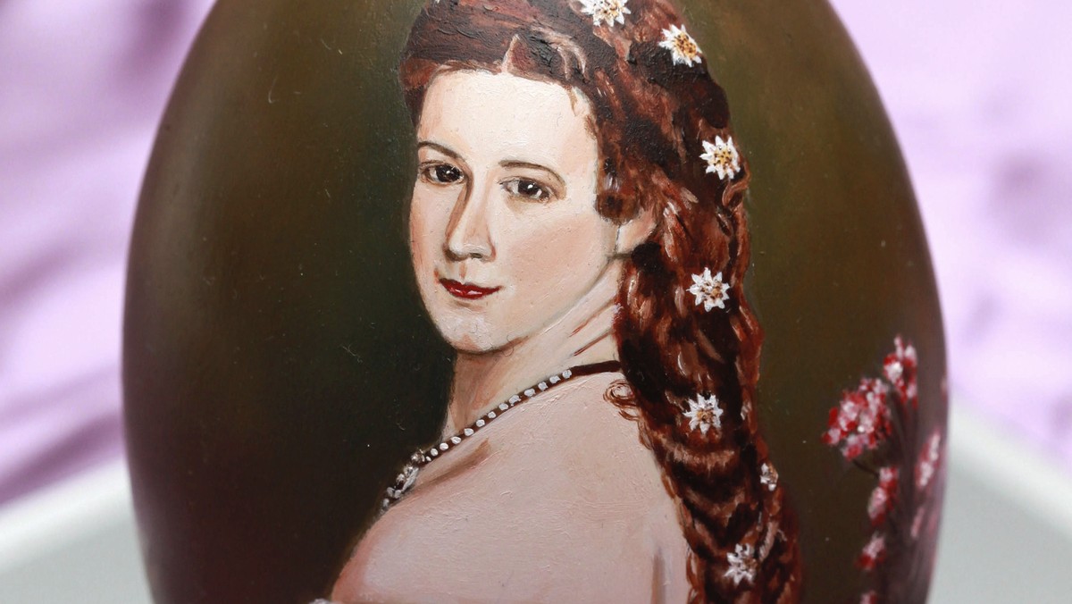 Elżbieta Bawarska, znana w historii również jako Sisi bądź Sissi, była cesarzową Austrii i królową Węgier. Od 1854 roku żona jednego z najpotężniejszych władców ówczesnej Europy - cesarza Franciszka Józefa I. Wiodła często bardzo nieszczęśliwe życie, choć uznawano ją za najpiękniejszą kobietę swoich czasów. Sisi z lubością lekceważyła etykietę, co wypominano jej przez kolejne dekady. Jej pełne zwrotów i tragicznych momentów życie opiewane jest na wielu polach sztuki. Powstały o niej liczne filmy i dzieła, a przede wszystkim cieszący się ogromną popularnością musical „Elisabeth”. Elżbieta Bawarska straciła życie z rąk włoskiego anarchisty, który wbił jej w serce zaostrzony pilnik.