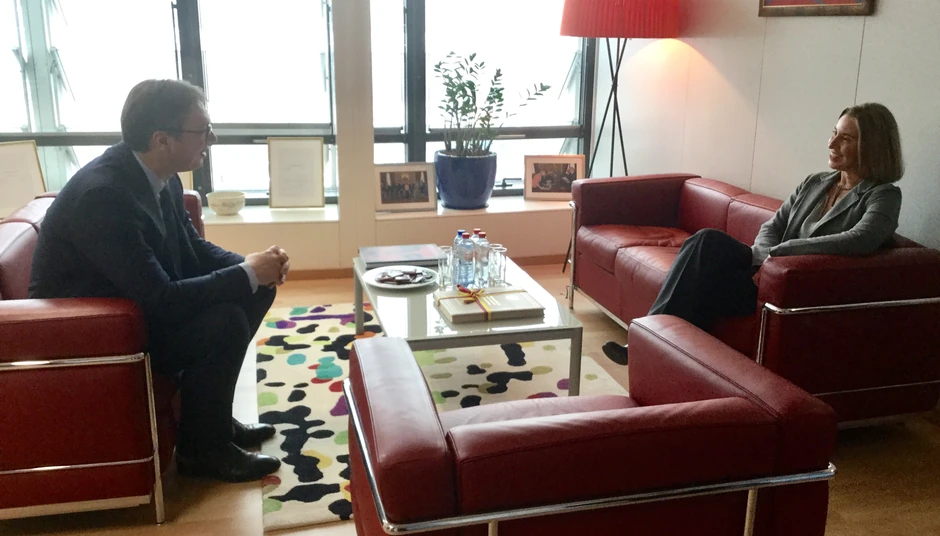 Oči u oči: Vučić i Mogerini