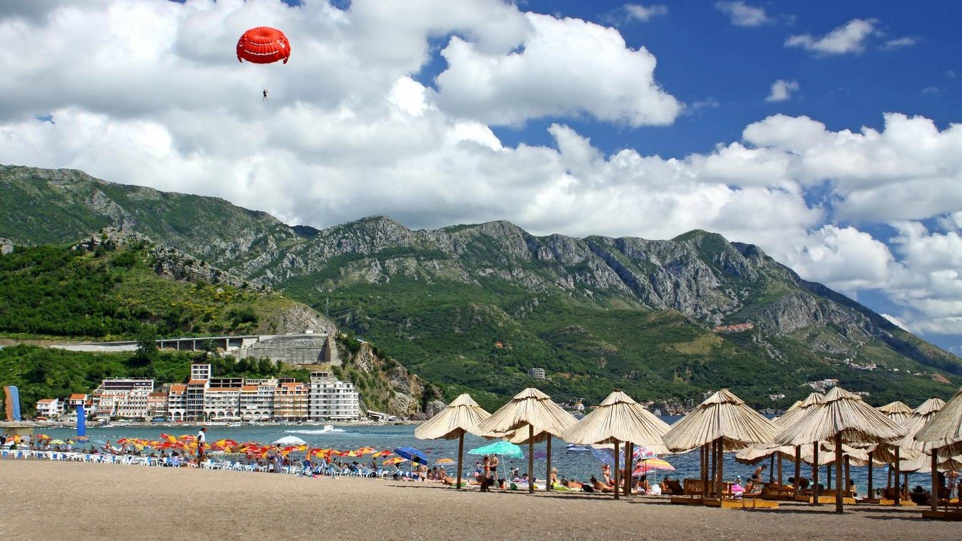 Puca luksuz: Ovako izgleda plaža u Budvi gde su ležaljke 150 evra