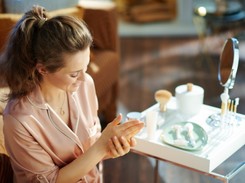 Domowe kąpiele, peelingi i maseczki dla dłoni. Wystarczą produkty z kuchni