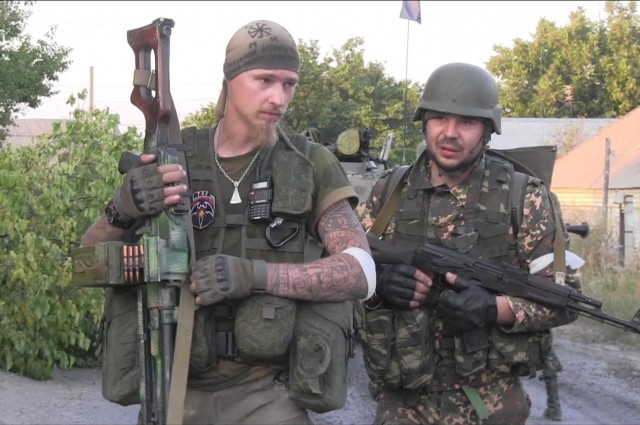 Jan Petrovsky (izquierda) durante los combates en Donbass.  Un nombre y apellido desconocidos para el hombre que estaba a su lado.