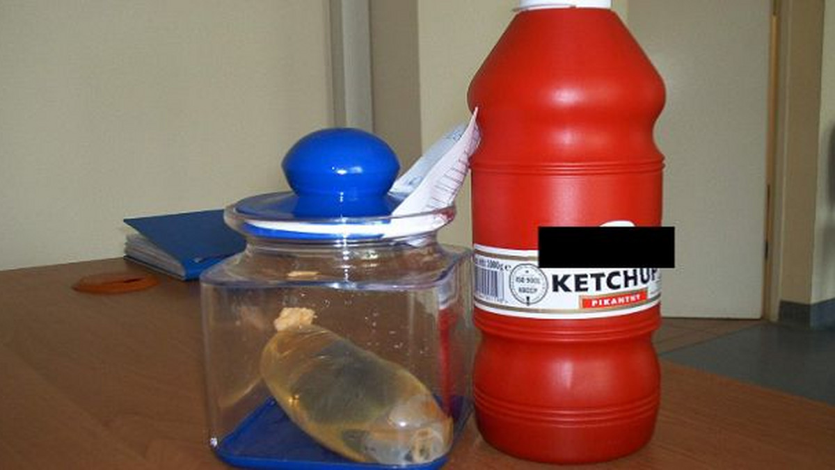 Ketchup z prezerwatywą wypełnioną alkoholem