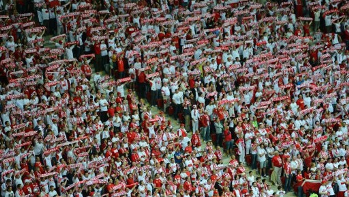 Bezpieczeństwa kibiców i turystów podczas Euro 2012 pilnuje policja. Jednak niech nas nie zmyli fakt, że każdy z funkcjonariuszy nosi mundur. Tam, gdzie zbiera się najwięcej ludzi, obecni są tajniacy czyli nieumundurowani policjanci. To "oczy i uszy" policji.