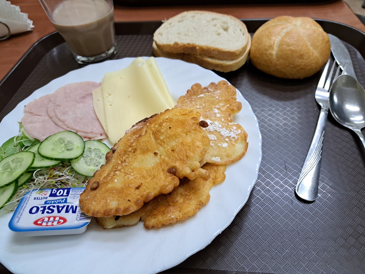 Jedzenie na wojskowej stołówce.