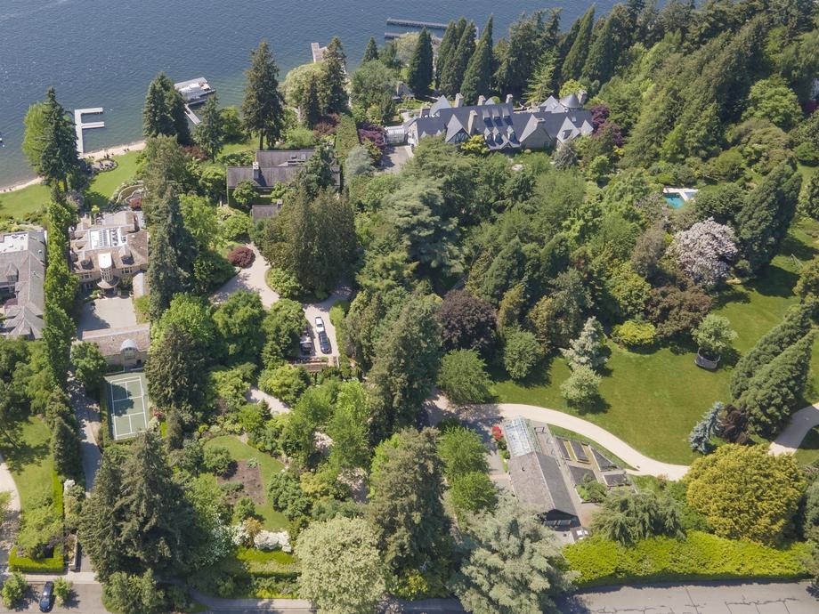 Jeff Bezos ma również nieruchomość nad jeziorem Waszyngtona w Seattle.