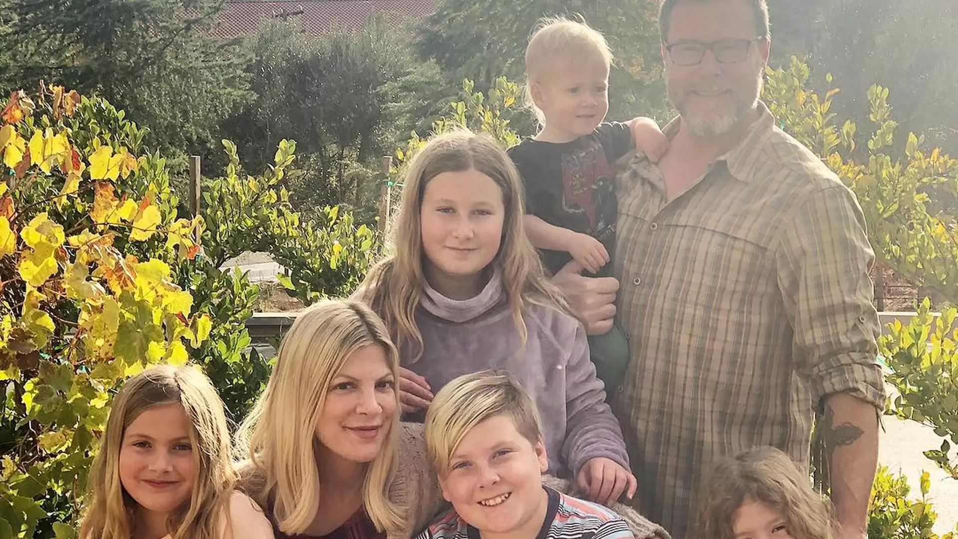 Doszliśmy do momentu, gdzie w sieci obraża się nawet dzieci - hejt na rodzinę Tori Spelling z Beverly Hills 90210