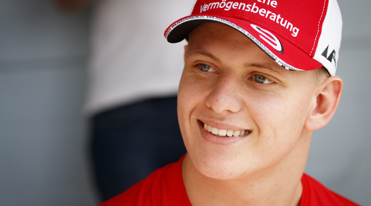 A Formula-2-ben versenyző Mick Schumacher, a német Michael Schumacher egykori hétszeres Forma-1-es autós gyorsasági világbajnok fia nyilatkozik a sajtó képviselőinek a Forma-1-es autós gyorsasági világbajnokság Bahreini Nagydíjának otthont adó szahíri pályán 2019. március 28-án, három nappal a futam előtt. / Fotó: MTI/EPA/Valdrin Xhemaj