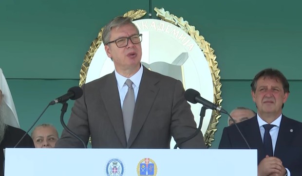 Aleksandar Vučić, kasarna