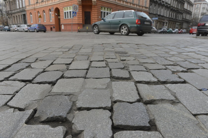 Zniszczona kostka na Trzebnickiej