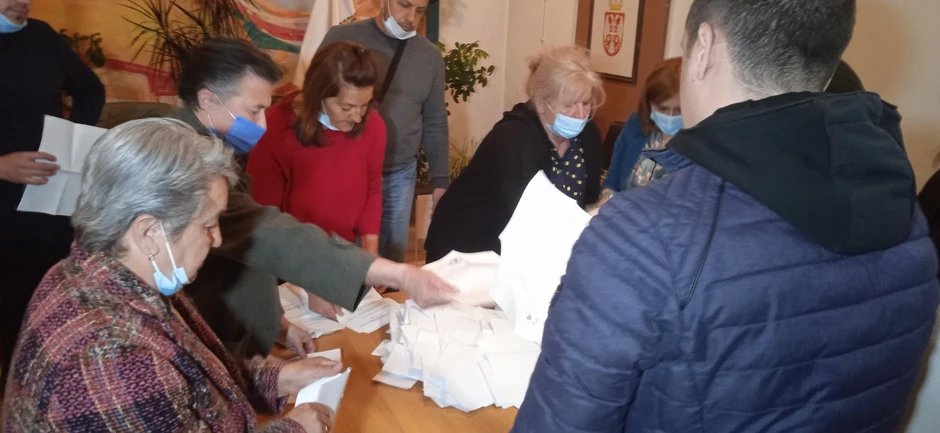 Brojanje glasova posle zatvaranja biračkih mesta u Kosjeriću