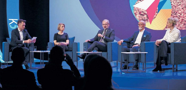 Moderator: Adam Giza, dziennikarz, Aleksandra Agatowska, prezes zarządu PZU Życie, Adam Niedzielski, minister zdrowia, dr n. med. Tomasz Maciejewski, dyrektor naczelny Instytutu Matki i Dziecka w Warszawie, Joanna Bensz, prezes zarządu Longevity Center