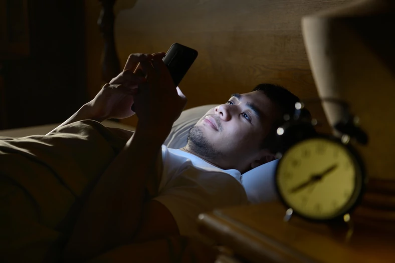 Korzystanie z ekranów bez trybu redukcji światła niebieskiego może utrudniać zaśnięcie