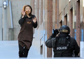 W centrum Sydney terrorysta przetrzymuje kilkunastu zakładników [ZDJĘCIA]