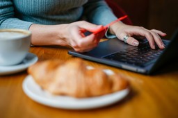 Kupowanie na dwa fronty. Sklepy eksperymentują z metawersum