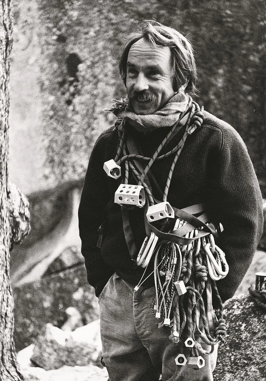 Po podróży do Patagonii w 1968 roku Chouinard zaprojektował specjalne haki, których nie trzeba wbijać w skałę 