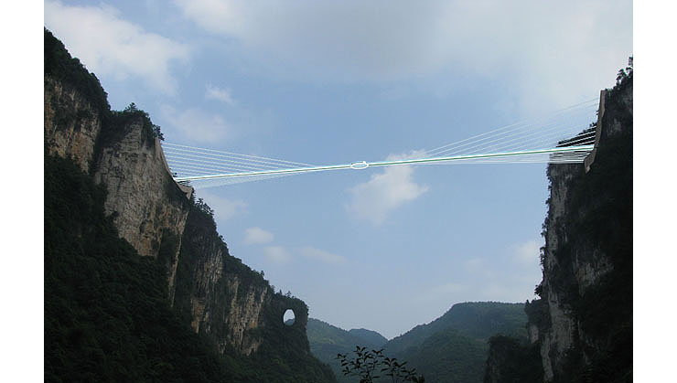 Szklany most wiszący w Parku Narodowym Zhangjiajie