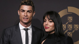 Cristiano Ronaldo barátnője formás popsit villantott, miközben a pasiját ölelgette – szexi fotó