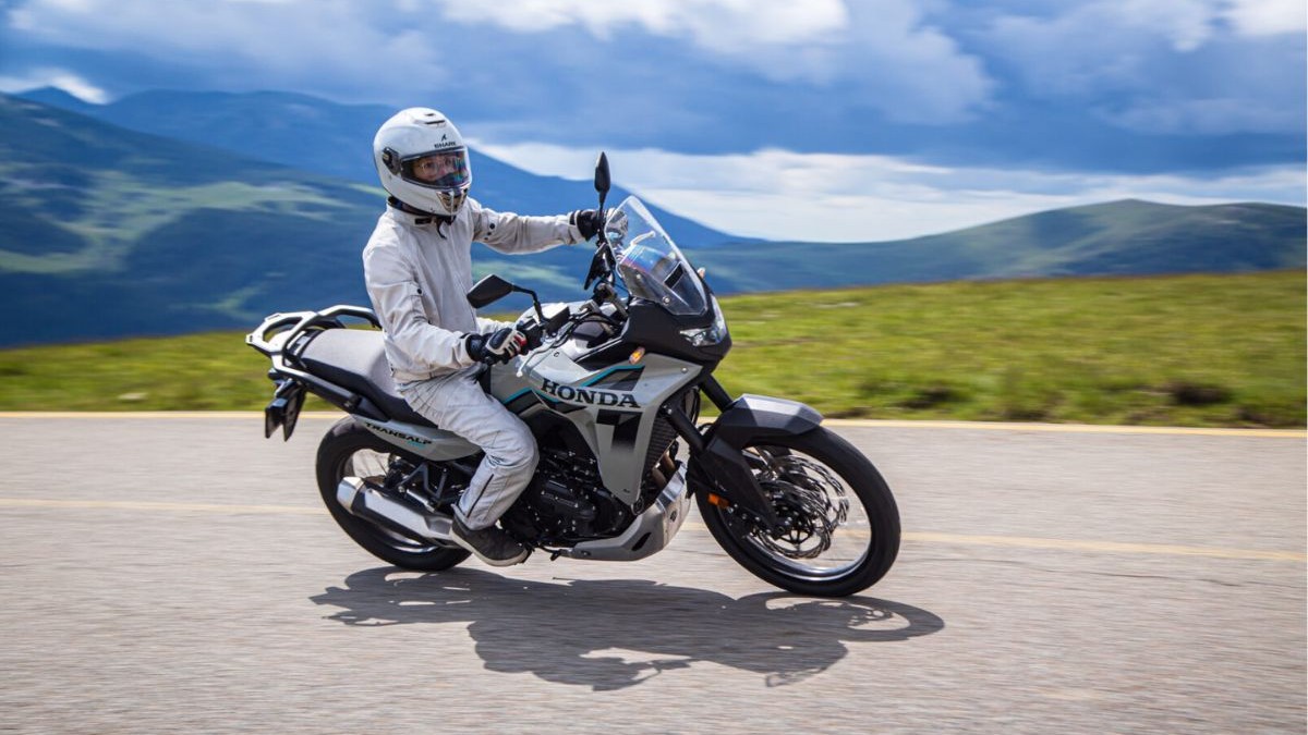 Motocicleta care face traficul mai ușor fără să devină automată. Cum funcționează Honda E-Clutch pe Transalp 2026