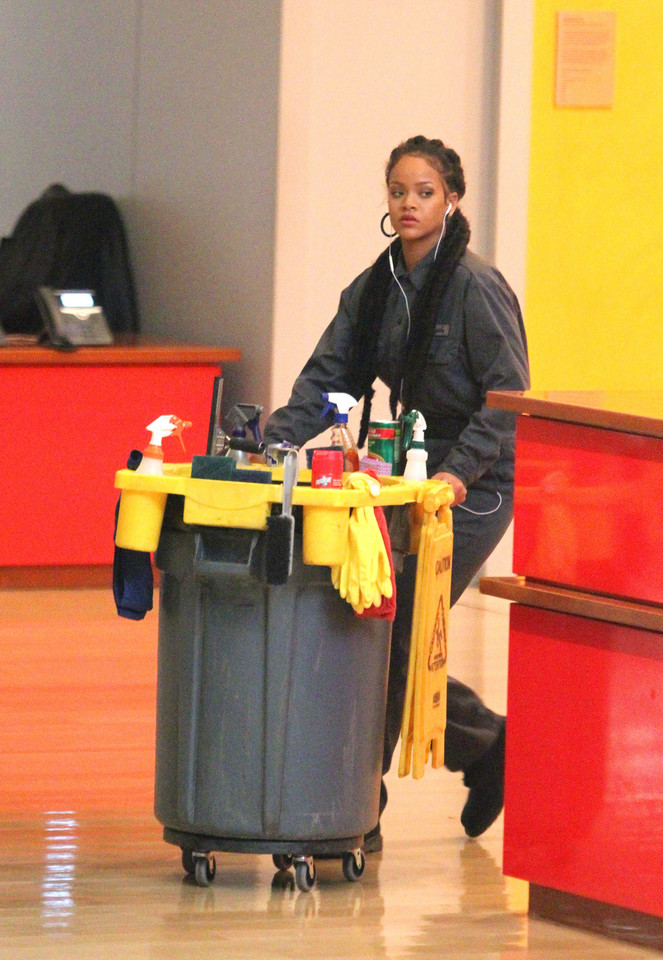 Rihanna jako sprzątaczka