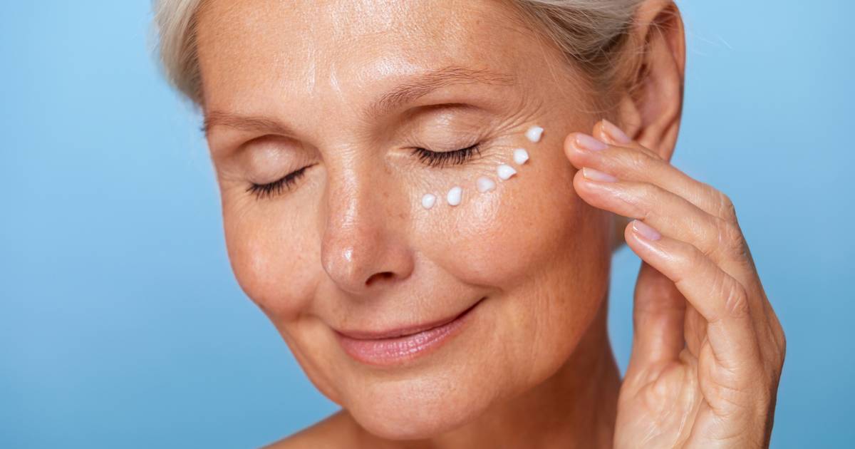 Ten krem pod oczy robi furorę! Jest naszpikowany kwasem hialuronowym, wypełnia zmarszczki jak zastrzyk