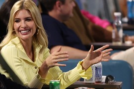 Ivanka Tramp u NAJČUDNIJOJ HALJINI ikada, a svi gledaju ŠTA IMA NA NOGAMA! Ovaj detalj ZABRINUO SVE, poruke pljušte: "Brzo se oporavi!"