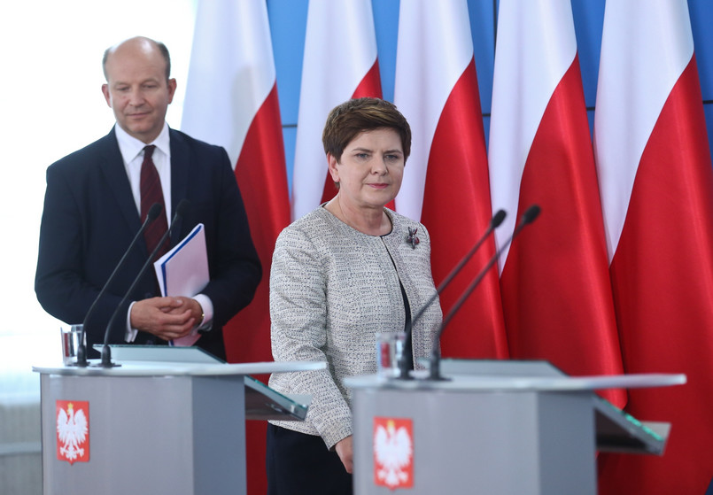Premier Beata Szydło i minister zdrowia Konstanty Radziwiłł podczas konferencji prasowej po posiedzeniu rządu