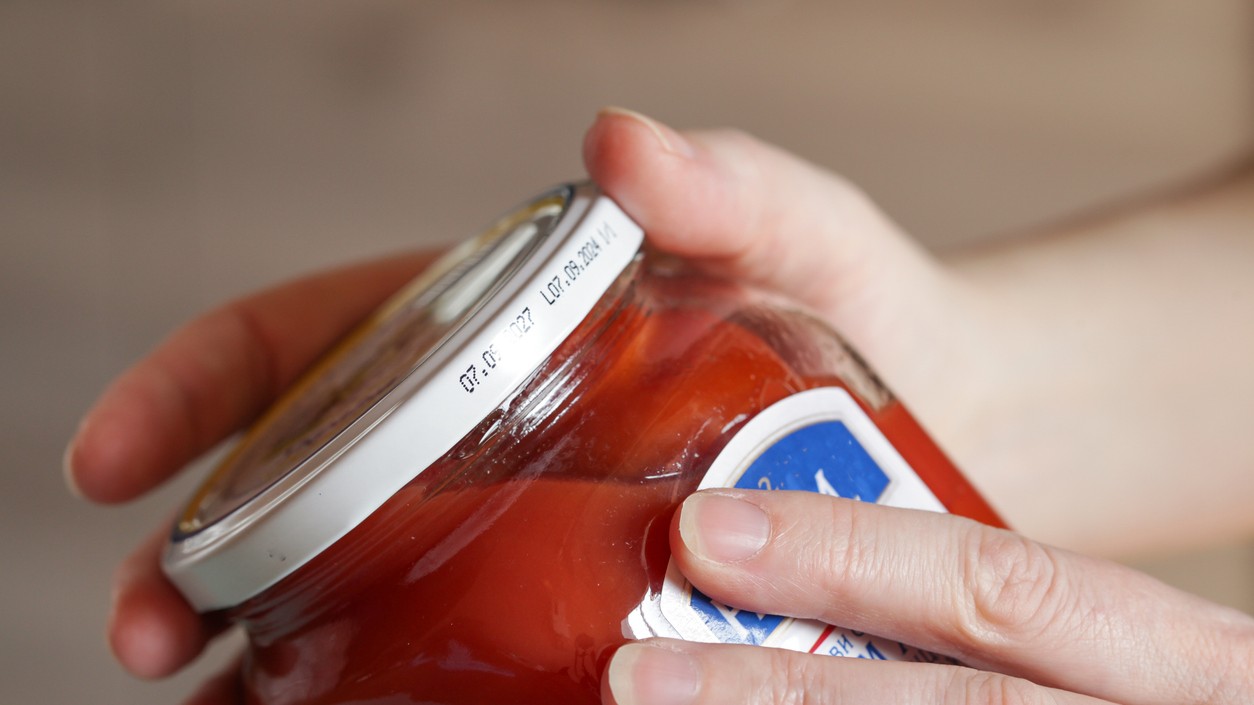 Ako odstrániť etikety z pohárov a sklenených fliaš?