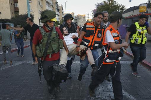 Lod, Izrael. Mężczyzna ranny w starciach Żydów z Arabami w mieszanym miasteczku nieopodal Tel Awiwu