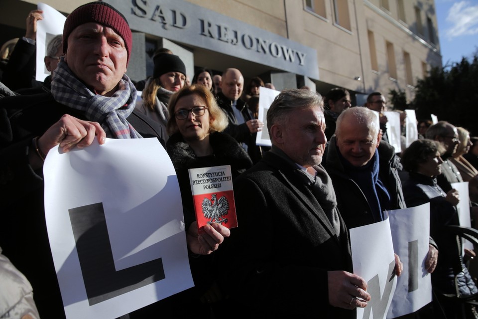 Demonstracja wspierająca Pawła Juszczyszyna przed Sądem Rejonowym w Olsztynie