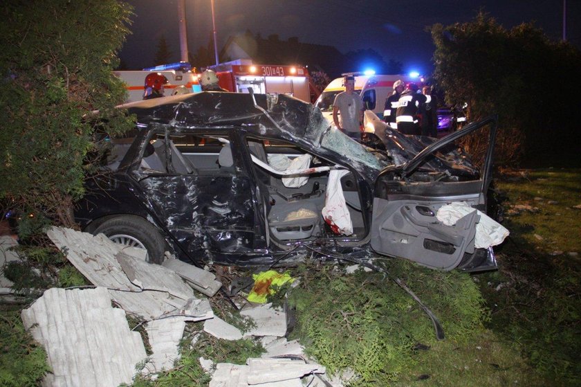 Tragiczny wypadek na Oświęcimskiej w Opolu. BMW wjechało w betonowy płot