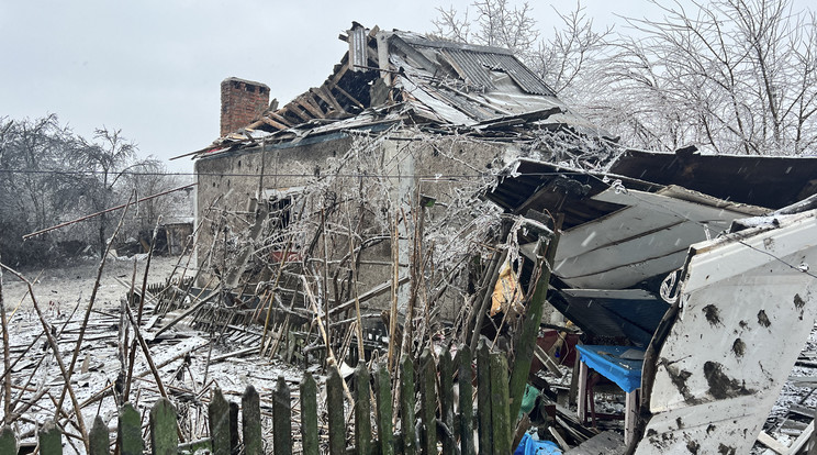 Az ukrán rendkívüli helyzetek minisztériuma által közreadott kép egy orosz rakétatámadásban megrongálódott házról a tulai régióban lévő Novomoszkovszkban 2024. január 8-án / Fotó: MTI/AP/Ukrán rendkívüli helyzetek minisztériuma