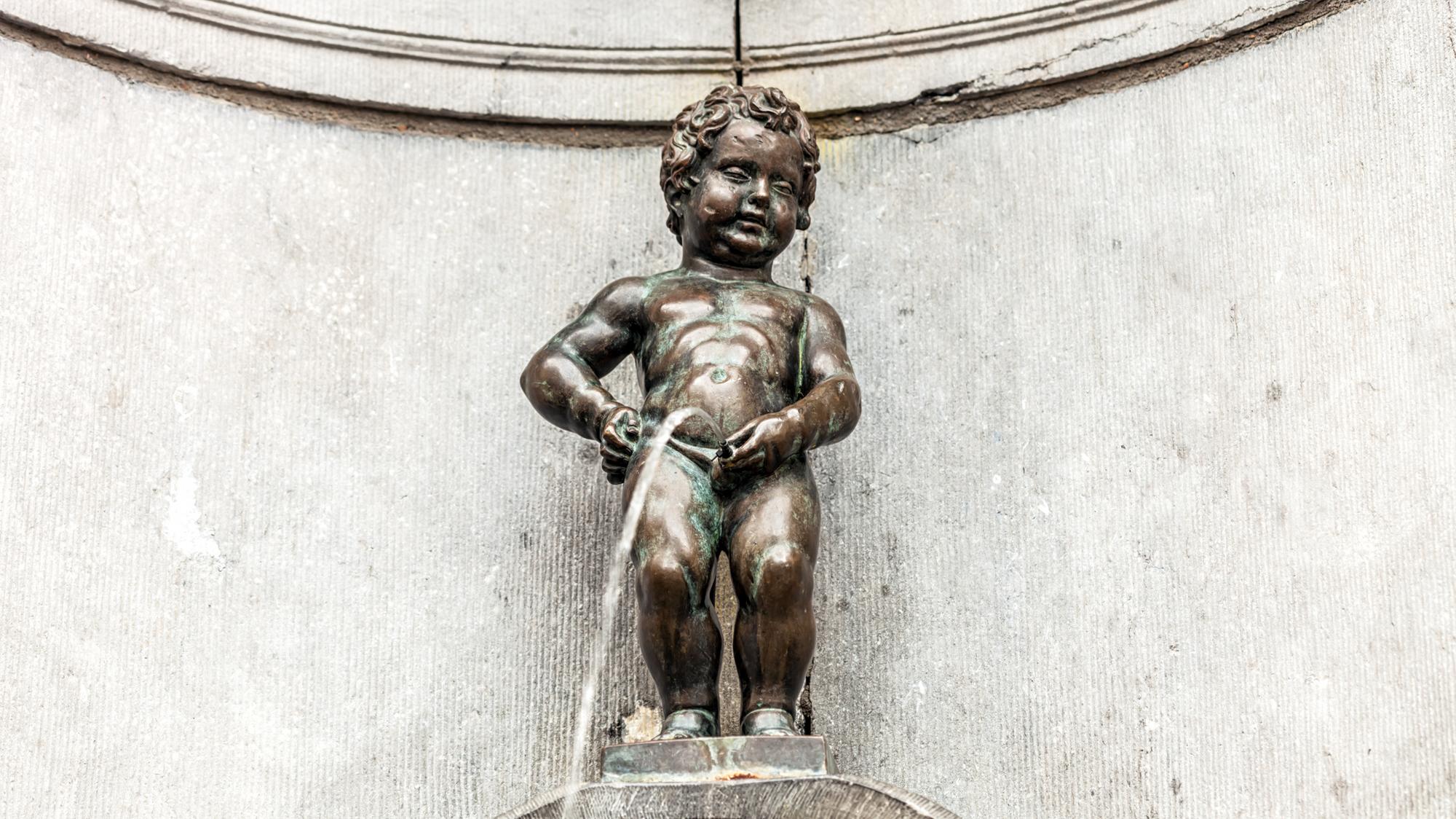 Cikajúci chlapec v Bruseli sa opäť obliekol do detvianskeho kroja.