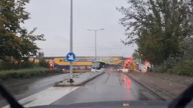 Dramat na przejeździe kolejowym. Pociąg przeciął autobus na pół [WIDEO]