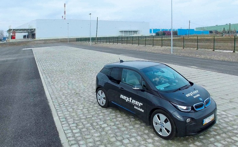 BMW i3 z systemem elektrycznego układu kierowniczego EPS na nowym torze  testowym Nexteer Automotive w Tychach